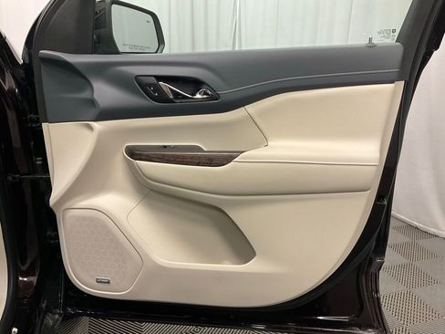 Used 2021 GMC Acadia Denali w/ Denali Technology Package image 32