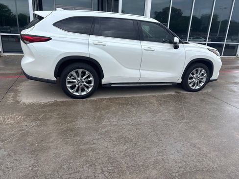 Used 2021 Toyota Highlander Limited FWD image 4