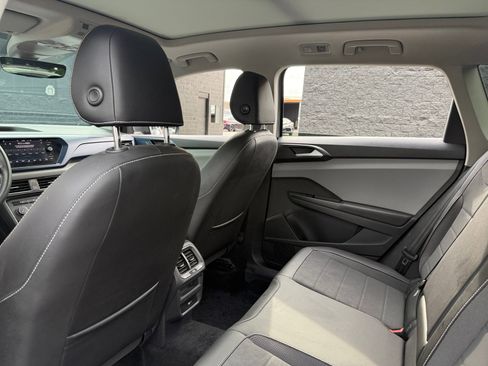 Used 2022 Volkswagen Taos SE w/ Panoramic Sunroof Package image 16