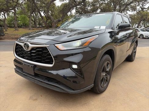 Used 2023 Toyota Highlander LE FWD image 2