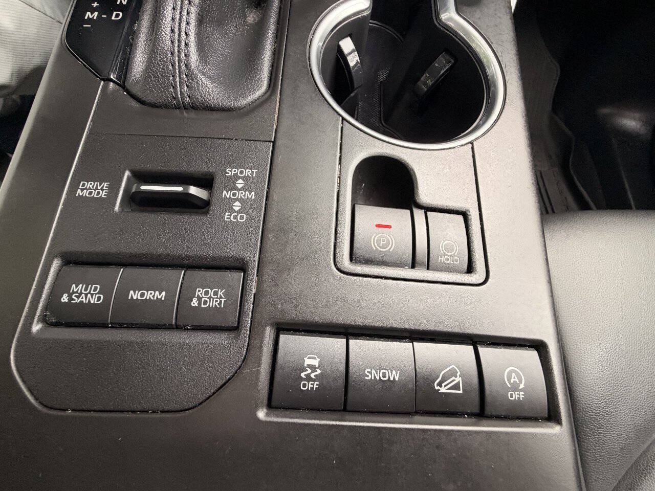 Used 2021 Toyota Highlander XLE AWD/4WD image 18
