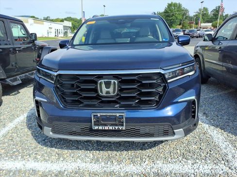 Certified 2025 Honda Pilot Touring image 6