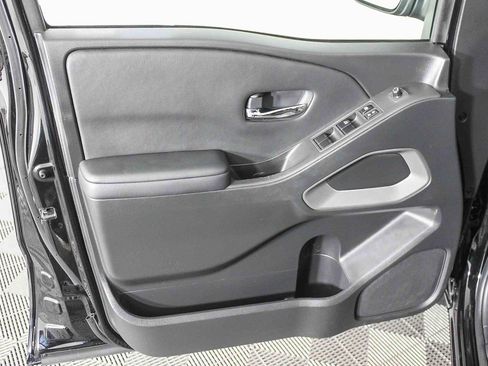 Used 2024 Nissan Frontier SV image 21