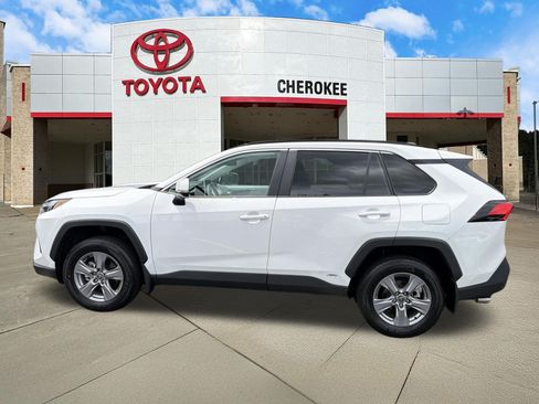 Used 2025 Toyota RAV4 XLE AWD/4WD image 8