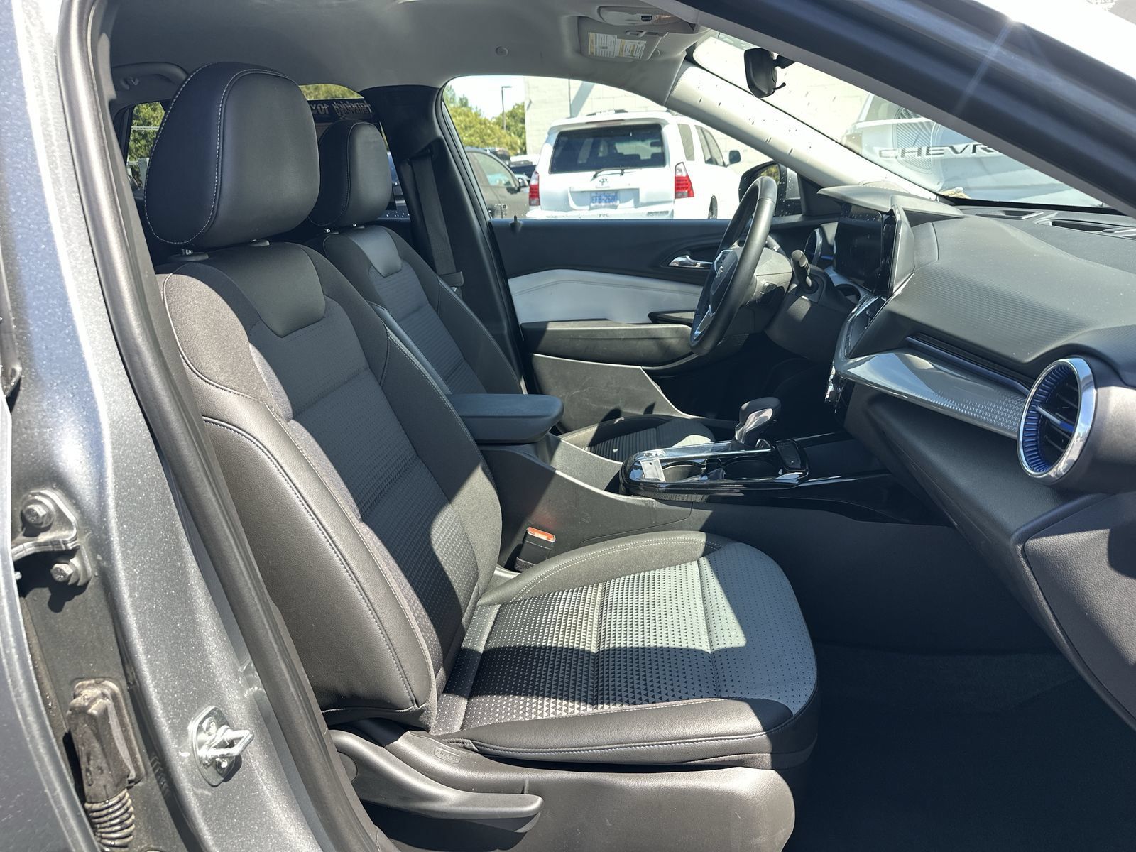 Used 2025 Chevrolet Trax LT w/ LT Convenience Package FWD image 22