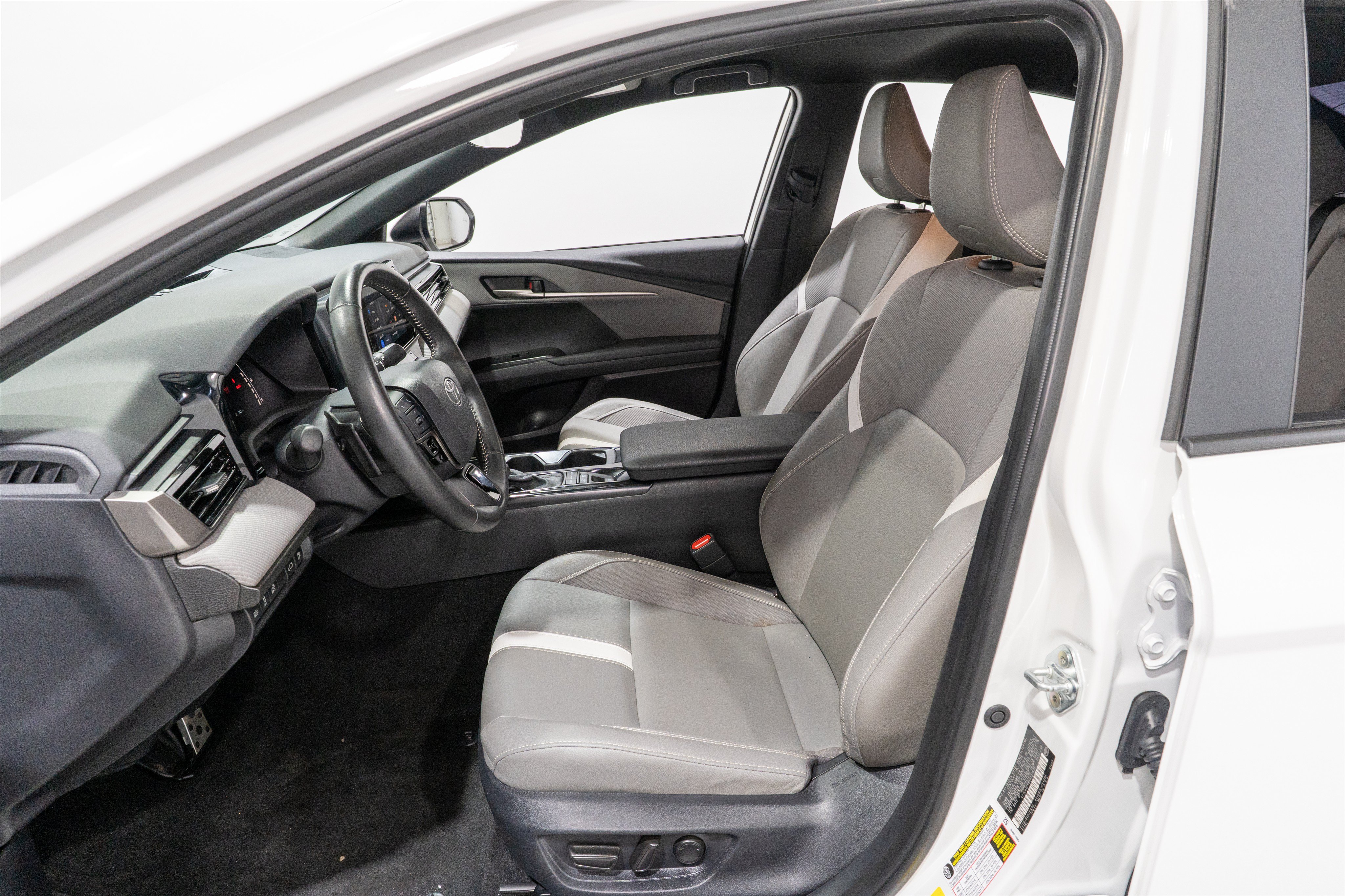 Used 2025 Toyota Camry SE FWD image 13