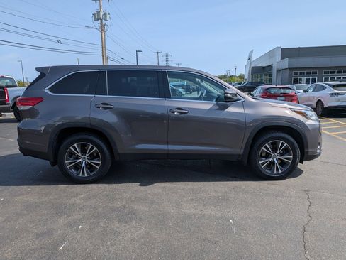 Used 2019 Toyota Highlander LE w/ Carpet Mat Package (TMS) AWD/4WD image 3