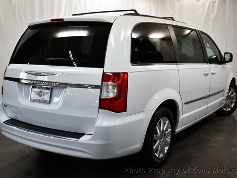 Used 2016 Chrysler Town & Country Touring FWD image 11