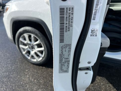 Used 2025 Jeep Compass Limited image 29