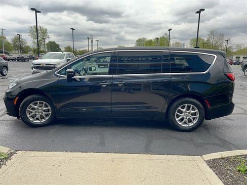 Used 2023 Chrysler Pacifica Touring-L FWD image 4