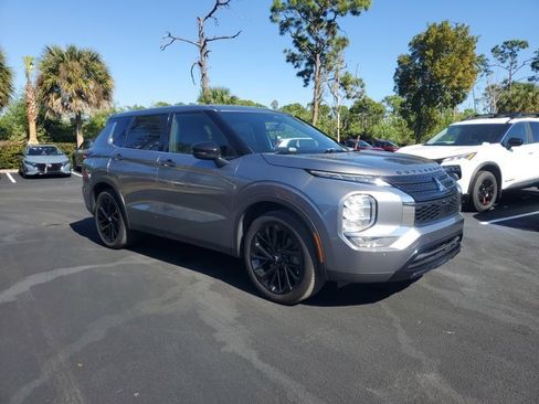 Used 2022 Mitsubishi Outlander SE image 4