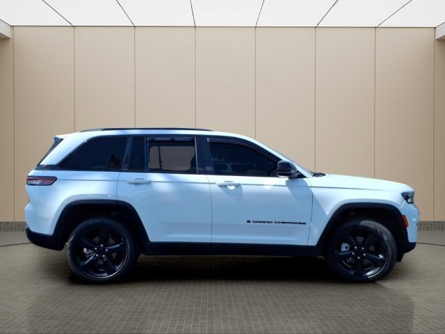 Used 2024 Jeep Grand Cherokee Limited w/ Luxury Tech Group II AWD/4WD image 5