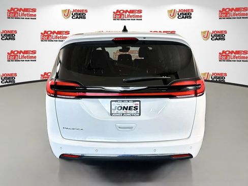 Used 2023 Chrysler Pacifica Touring-L FWD image 14