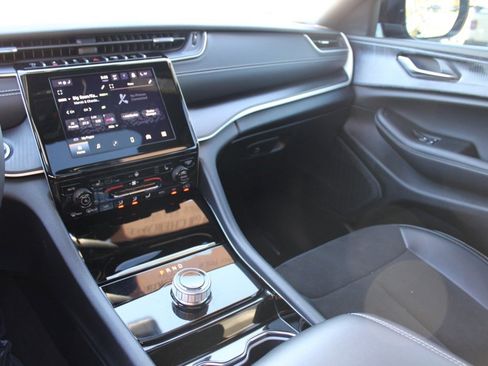 Used 2023 Jeep Grand Cherokee Altitude image 10