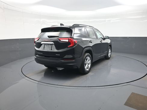 Used 2024 GMC Terrain SLE w/ Driver Convenience Package image 3