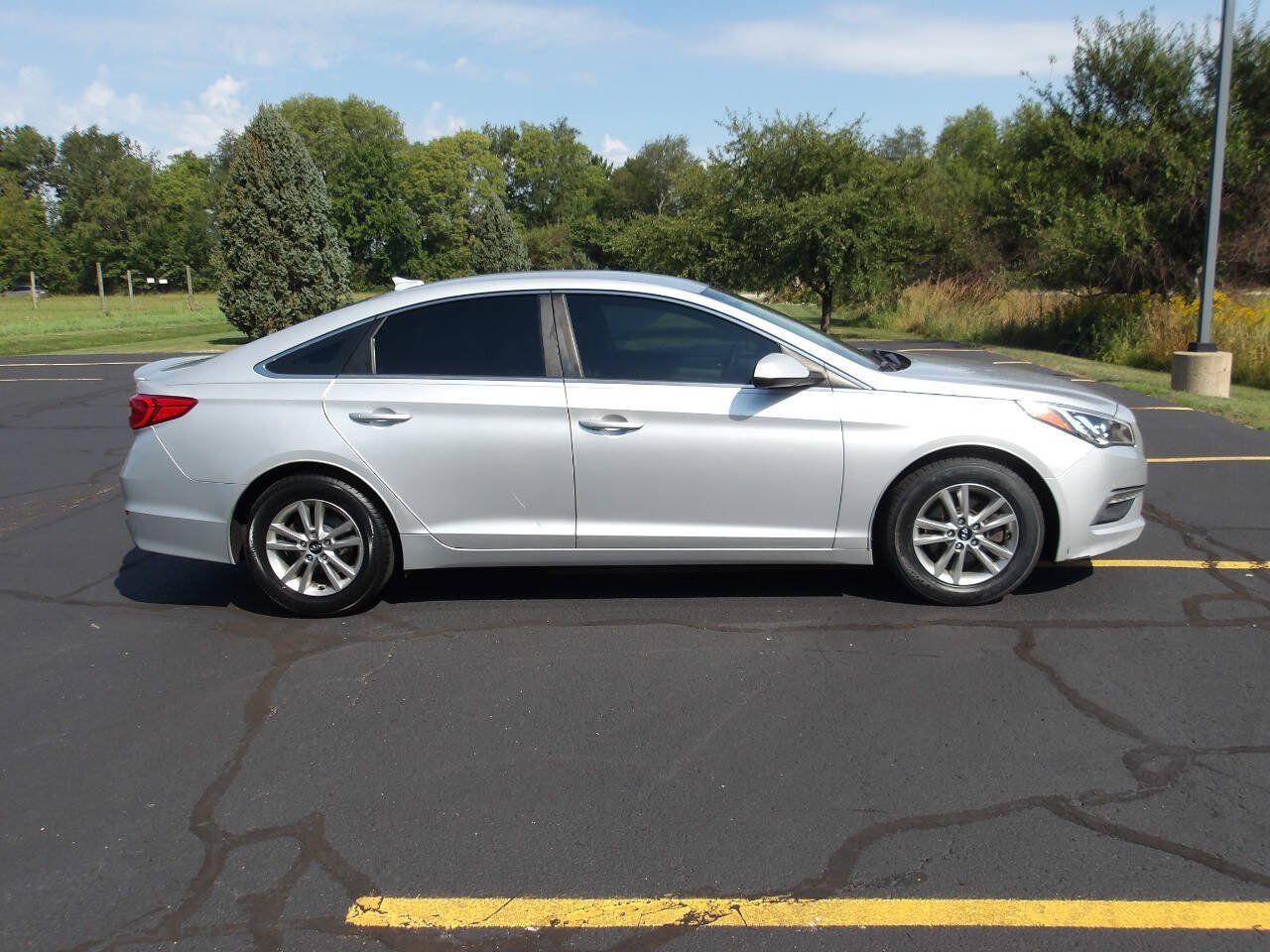 Used 2015 Hyundai Sonata SE w/ Option Group 02 FWD image 2
