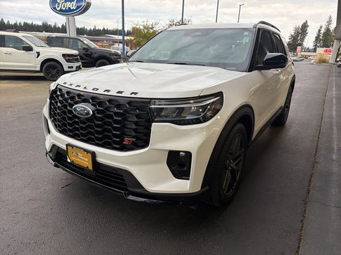 Used 2025 Ford Explorer ST AWD/4WD image 3