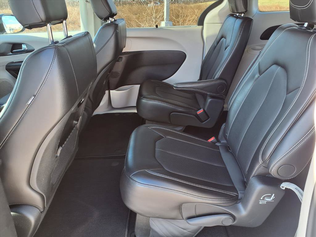 Used 2024 Chrysler Pacifica Touring-L FWD image 25