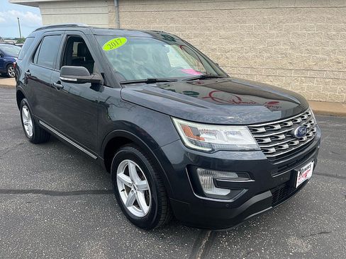 Used 2017 Ford Explorer XLT w/ Equipment Group 202A AWD/4WD image 2
