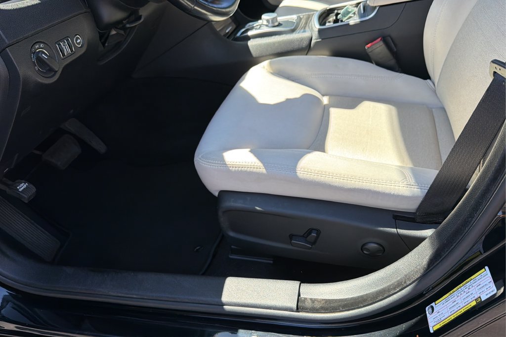 Used 2022 Chrysler 300 Touring w/ Sport Appearance Package RWD image 18