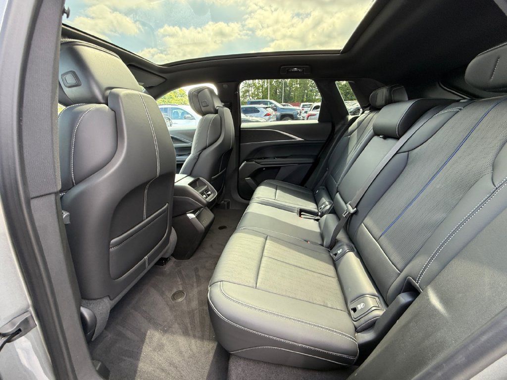 Used 2024 Cadillac Lyriq Luxury AWD/4WD image 25