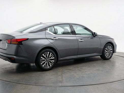 Used 2025 Nissan Altima 2.5 SV FWD image 9
