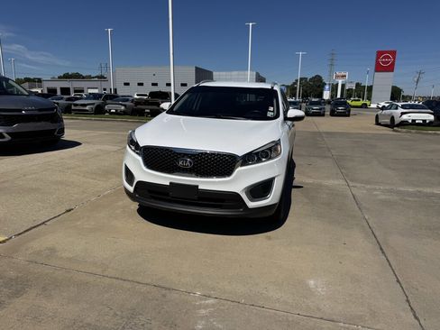 Used 2017 Kia Sorento LX w/ LX Convenience Package image 4