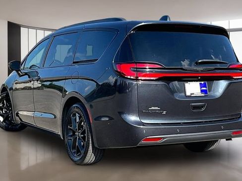 Used 2021 Chrysler Pacifica Touring-L w/ Uconnect Theater Family Group FWD image 4