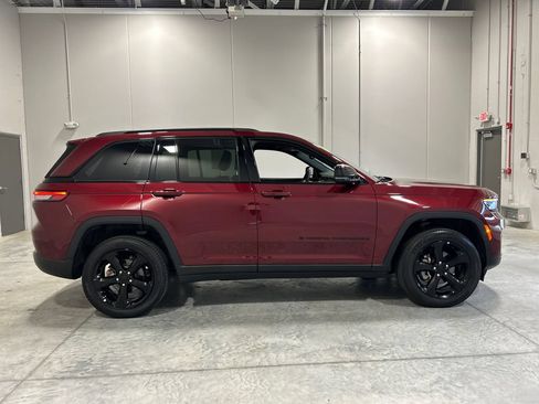 Used 2024 Jeep Grand Cherokee Altitude AWD/4WD image 5