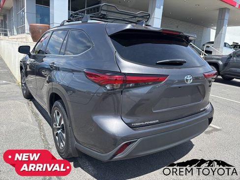 Used 2022 Toyota Highlander XLE AWD/4WD image 3