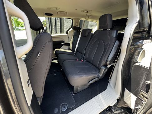 Used 2017 Chrysler Pacifica Touring FWD image 14