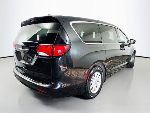 Used 2023 Chrysler Voyager LX image 7