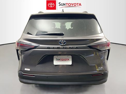 Used 2024 Toyota Sienna XLE image 5