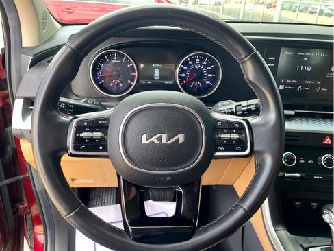 Used 2023 Kia Carnival LX FWD image 13