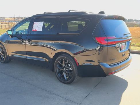 Used 2025 Chrysler Pacifica Limited image 7
