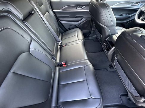 New 2025 Jeep Grand Cherokee Limited w/ Black Appearance Package image 15