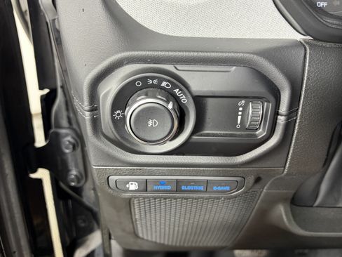 Used 2024 Jeep Wrangler Unlimited Sahara AWD/4WD image 29