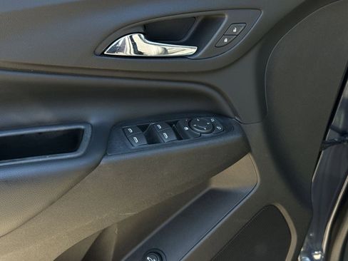 Used 2018 Chevrolet Equinox LT FWD image 15