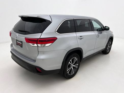 Used 2019 Toyota Highlander LE AWD/4WD image 7