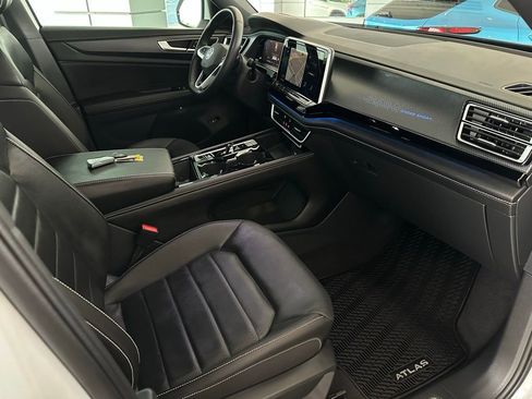 Used 2024 Volkswagen Atlas Cross Sport SEL R-Line AWD/4WD image 17