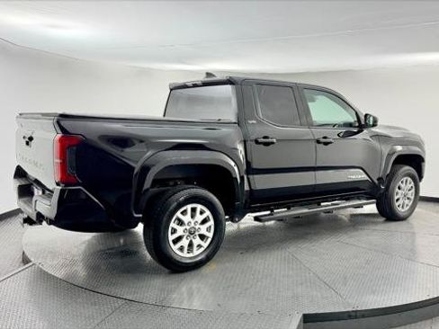 Used 2025 Toyota Tacoma SR5 image 8