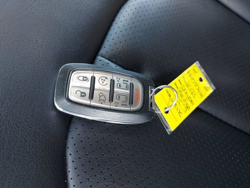 Used 2023 Chrysler Pacifica Touring-L FWD image 26