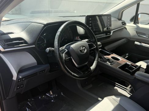 Used 2022 Toyota Sienna XLE FWD image 18