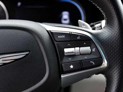 Used 2024 Genesis G70 2.5T image 11