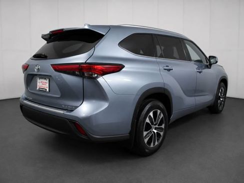 Used 2020 Toyota Highlander XLE AWD/4WD image 4