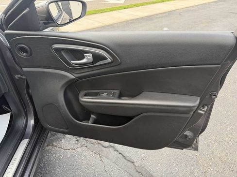 Used 2017 Chrysler 200 Limited Platinum w/ Comfort & Convenience Group FWD image 20