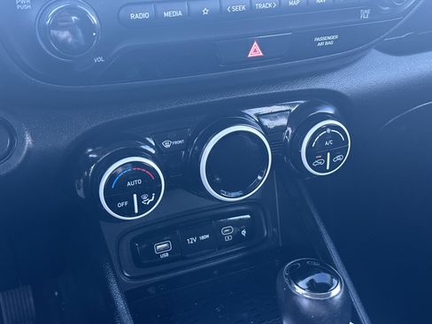 Used 2023 Hyundai Venue Limited image 29