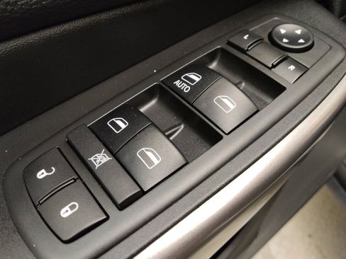 Used 2019 Jeep Cherokee Latitude w/ Popular Appearance Group image 27