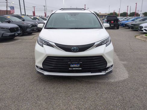 Used 2021 Toyota Sienna XLE FWD image 3