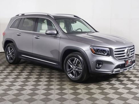 Used 2024 Mercedes-Benz GLB 250 4MATIC w/ Driver Assistance Package image 2
